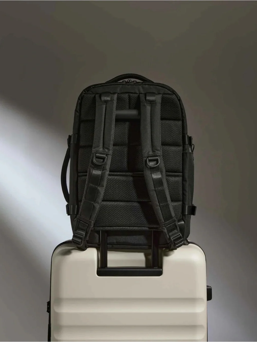 Antler Discovery 28L Backpack with Green Bungee